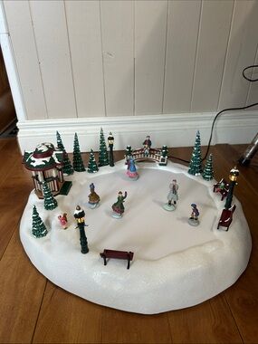VTG Mr. Christmas Holiday Skaters Animated Musical Victorian Ice Rink COMPLETE